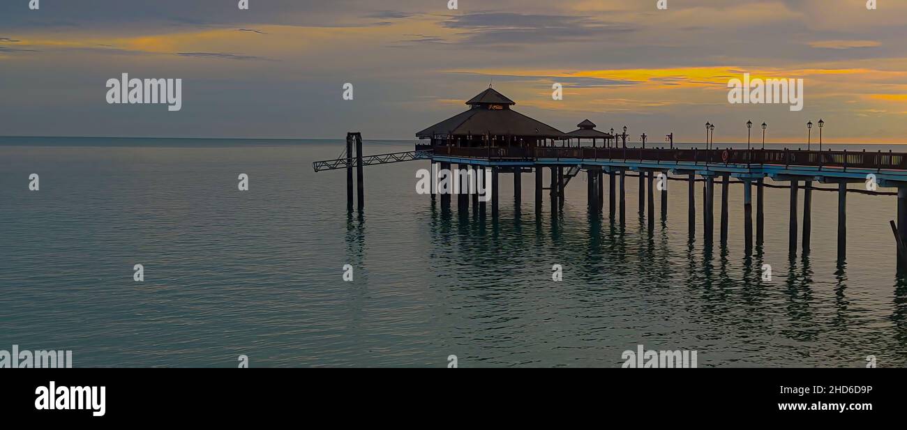 Langkawi Island, Malaisie : 5 novembre 2021 - Un restaurant au-dessus du niveau de la mer donnant l'expérience de dîner en mer Banque D'Images