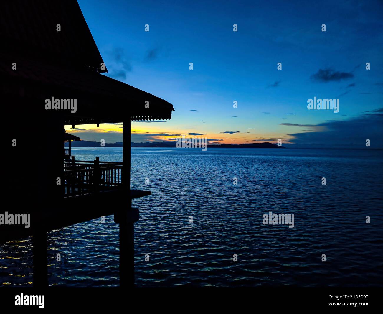 Langkawi Island, Malaisie : 5 novembre 2021 - vue sur le coucher du soleil depuis le balcon du chalet Banque D'Images