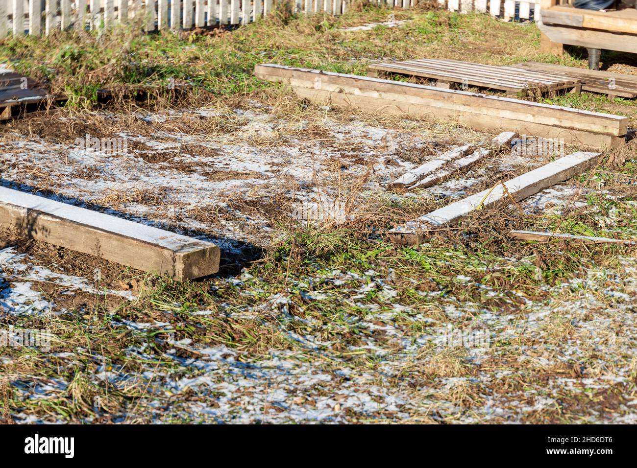 zone vide avec matériaux de construction abandonnés sur le sol, scène hivernale Banque D'Images