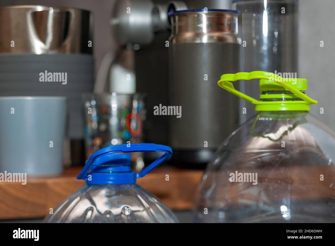gros plan de deux bouteilles d'eau en plastique et appareils ménagers sur un fond flou Banque D'Images