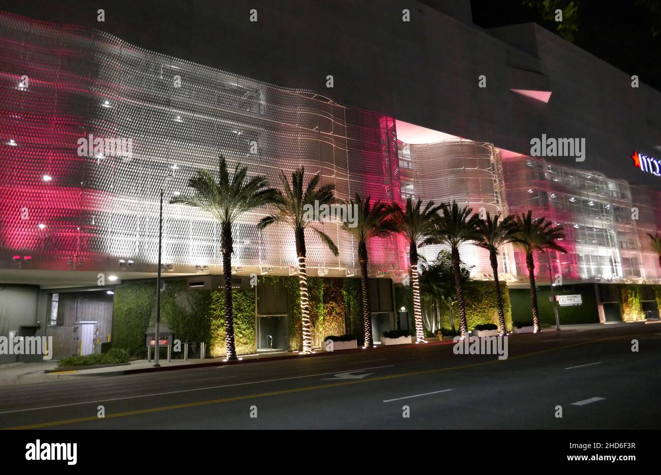 Los Angeles, Californie, États-Unis 28th décembre 2021 Une vue générale de l'atmosphère des palmiers et des lumières de Noël au Beverly Center le 28 décembre 2021 à Los Angeles, Californie, États-Unis.Photo par Barry King/Alay stock photo Banque D'Images