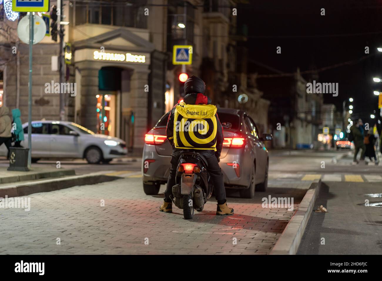 Krasnodar, Russie - janvier 03 2022: Livraison de nourriture Yandex garçon sur scooter avec vitrine isotherme Banque D'Images