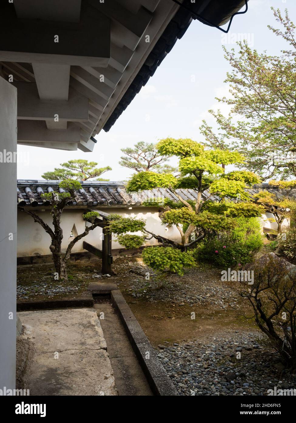 Kochi, Japon - 6 avril 2018 : jardin japonais traditionnel sur le terrain du château de Kochi Banque D'Images