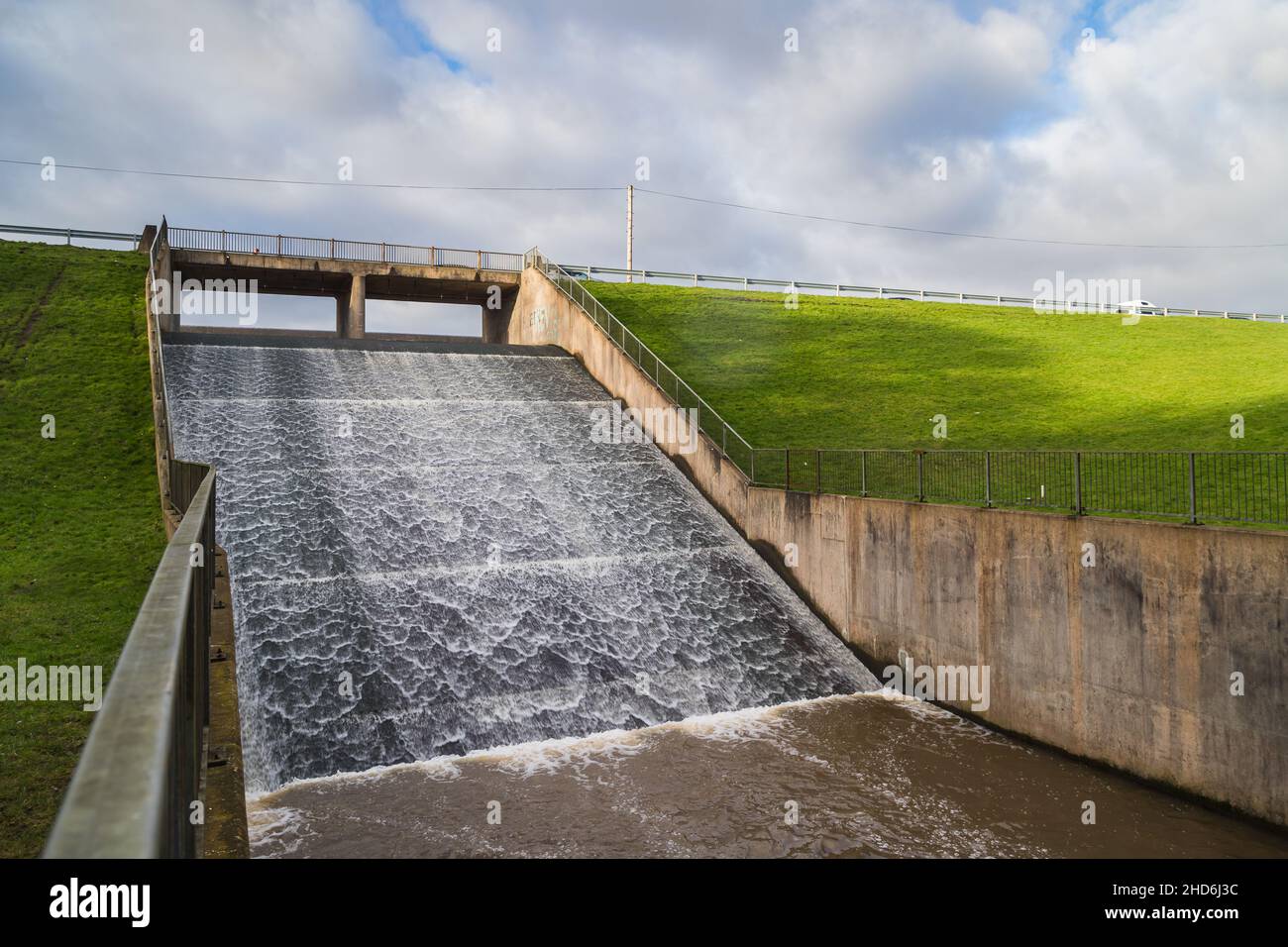 En regardant l'eau qui coule du barrage Carr Mill près de St Helens dans la vallée de Sankey. Banque D'Images