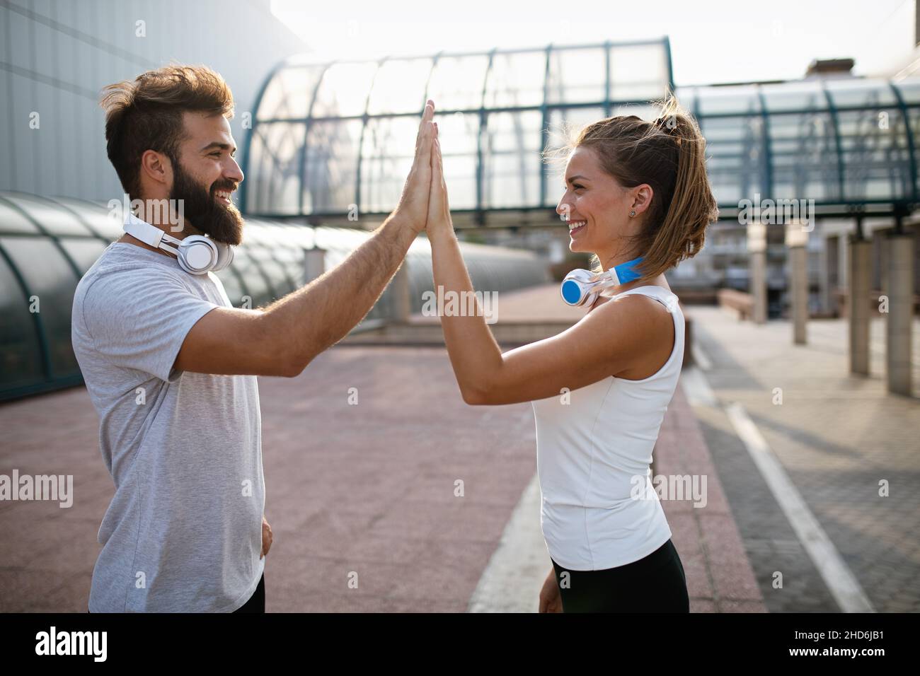 Couple de coureurs heureux s'exerçant à l'extérieur dans le cadre d'un mode de vie sain.Concept de course à pied sport Banque D'Images