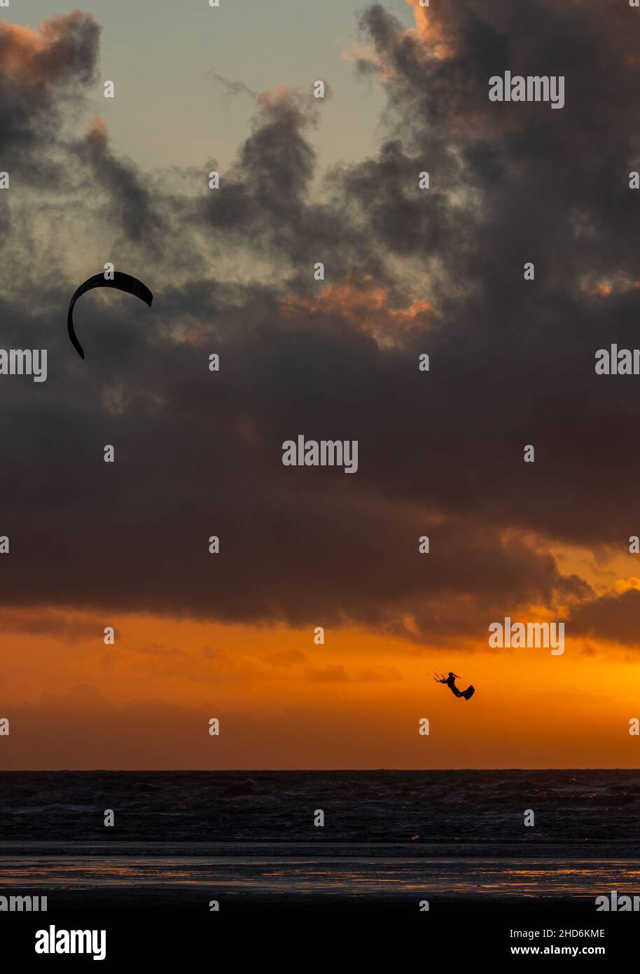 Kite surfer au coucher du soleil Banque D'Images