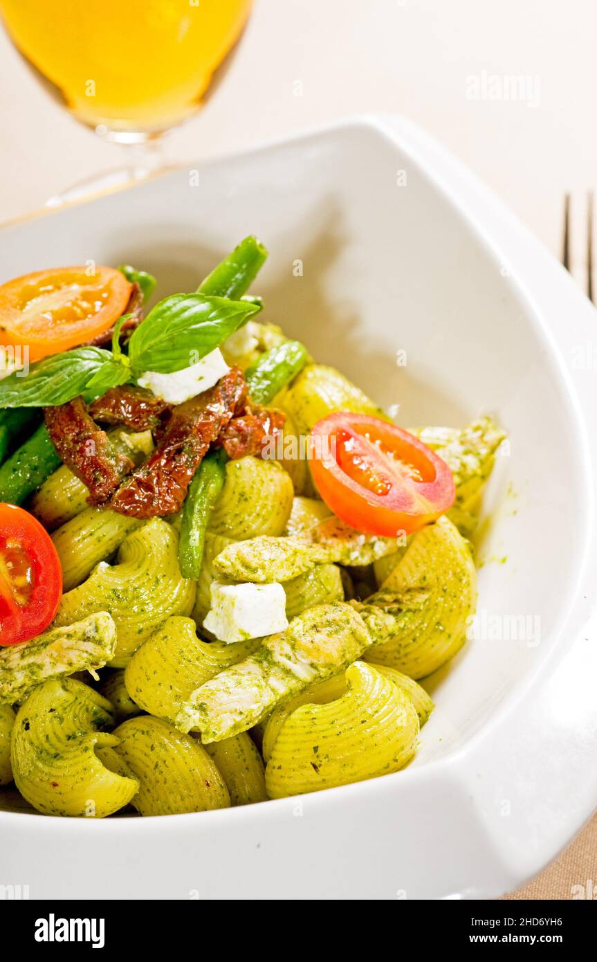 Pâtes fraîches lumaconi et sauce pesto de légumes et tomates séchées,cuisine italienne typique. Banque D'Images