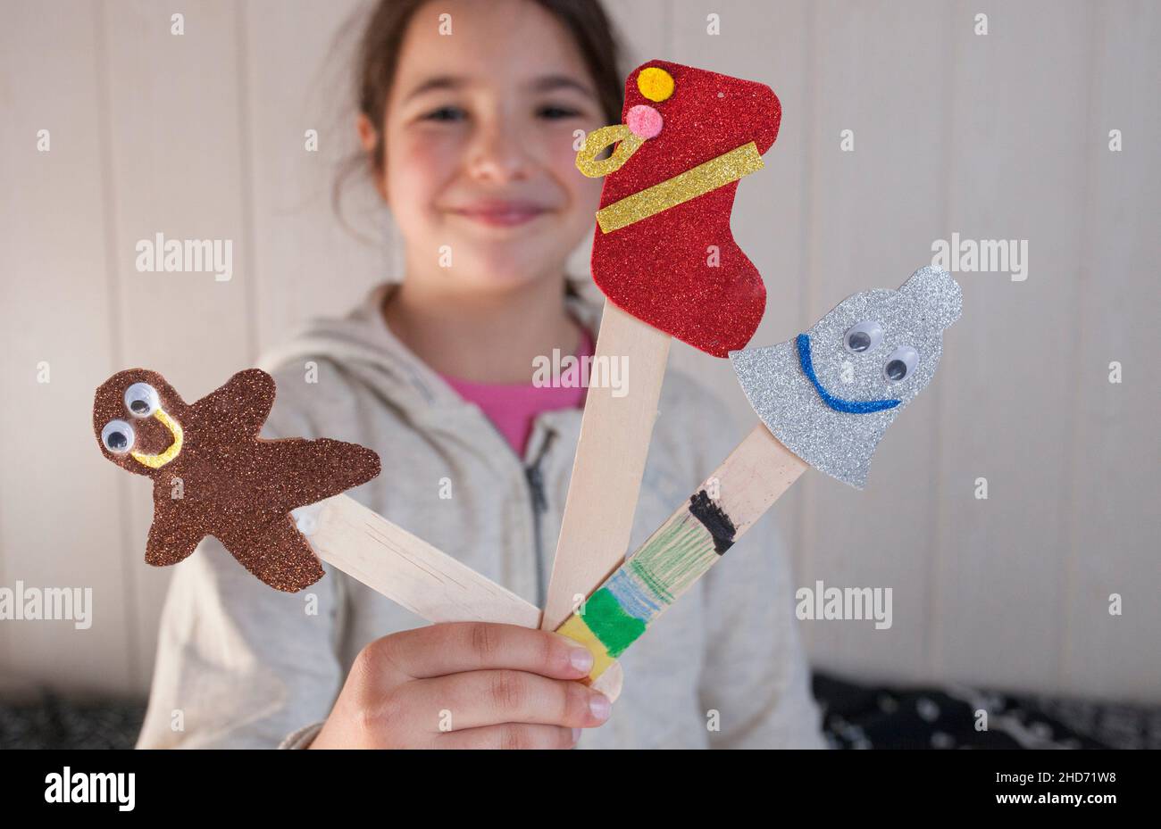 Enfant fille montrant ses marqueurs de page de Noël.Activités de Noël pour les enfants concept. Banque D'Images