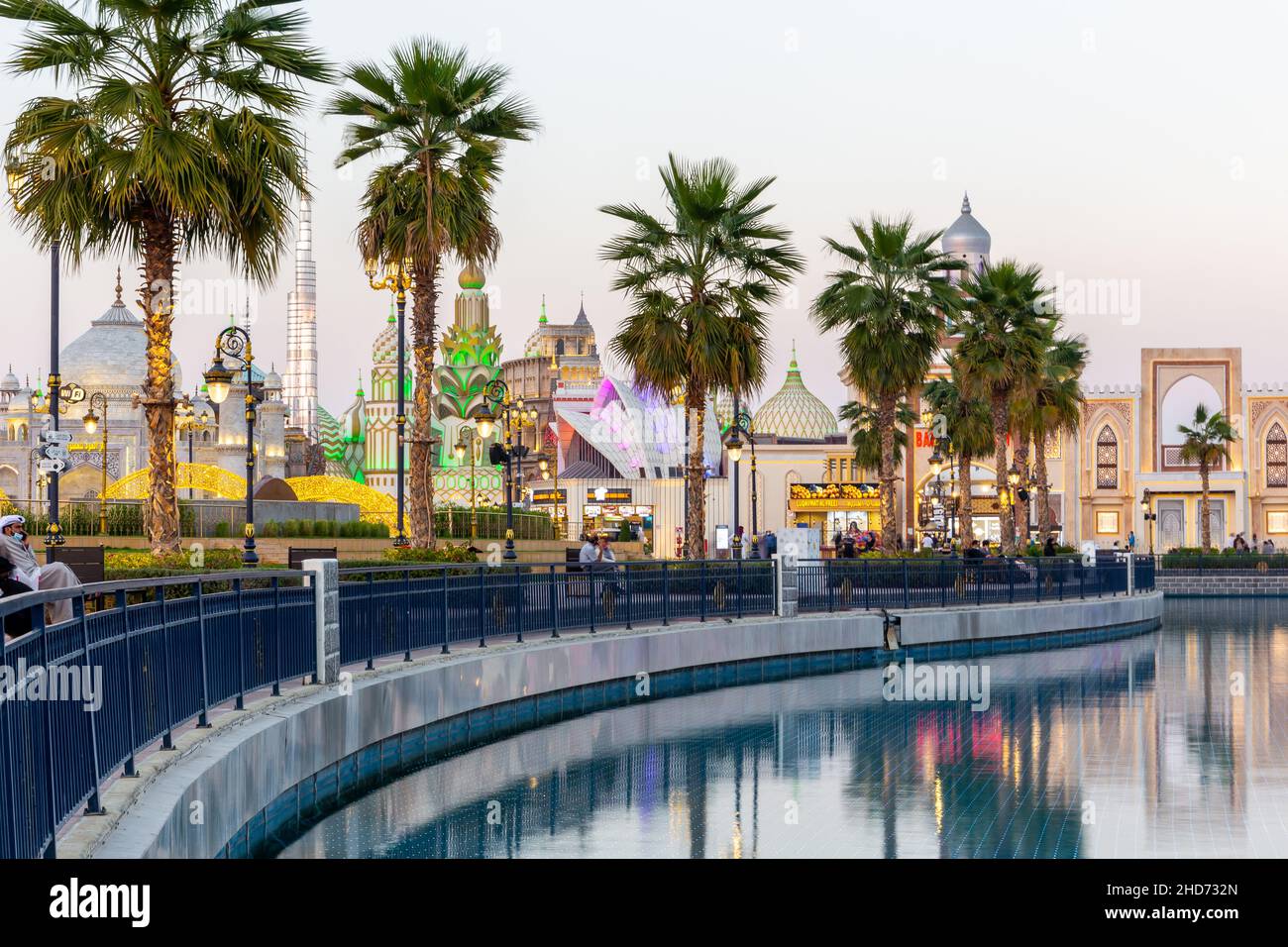 Dubaï, Émirats arabes Unis, 10.01.21.Promenade du parc d'attractions Global Village avec palmiers et miniatures lumineuses et pavillons nationaux. Banque D'Images