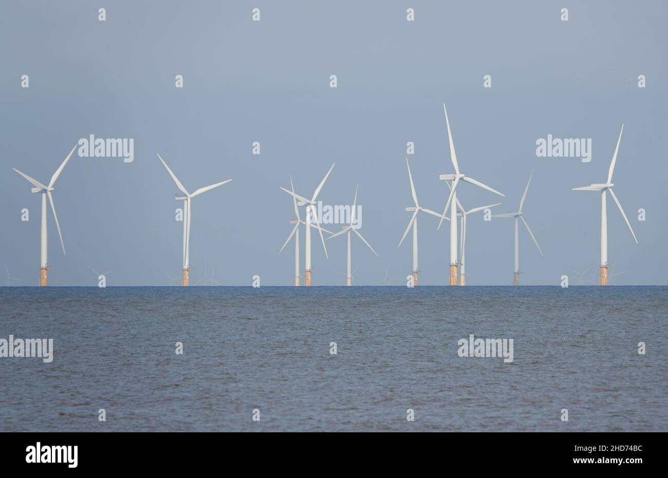 Vue magnifique sur les éoliennes à l'horizon au large de la côte de Norfolk, Royaume-Uni Banque D'Images