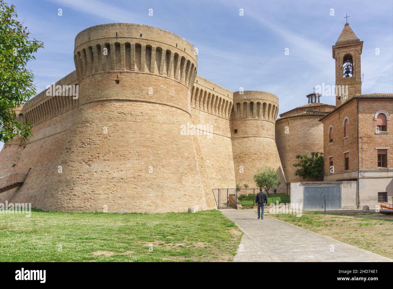 Forteresse Rocca di Urbisaglia, vue sur le clocher de l'église de San Lorenzo, Marche, Italie, Europe Banque D'Images