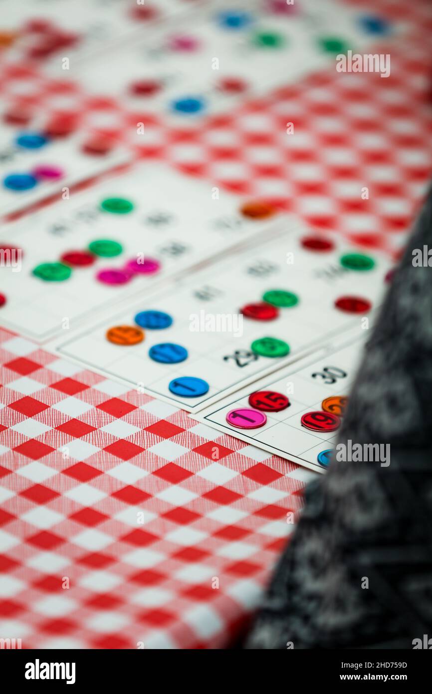 Photo verticale d'un numéro de carte de bingo recouvert de couleurs Banque D'Images