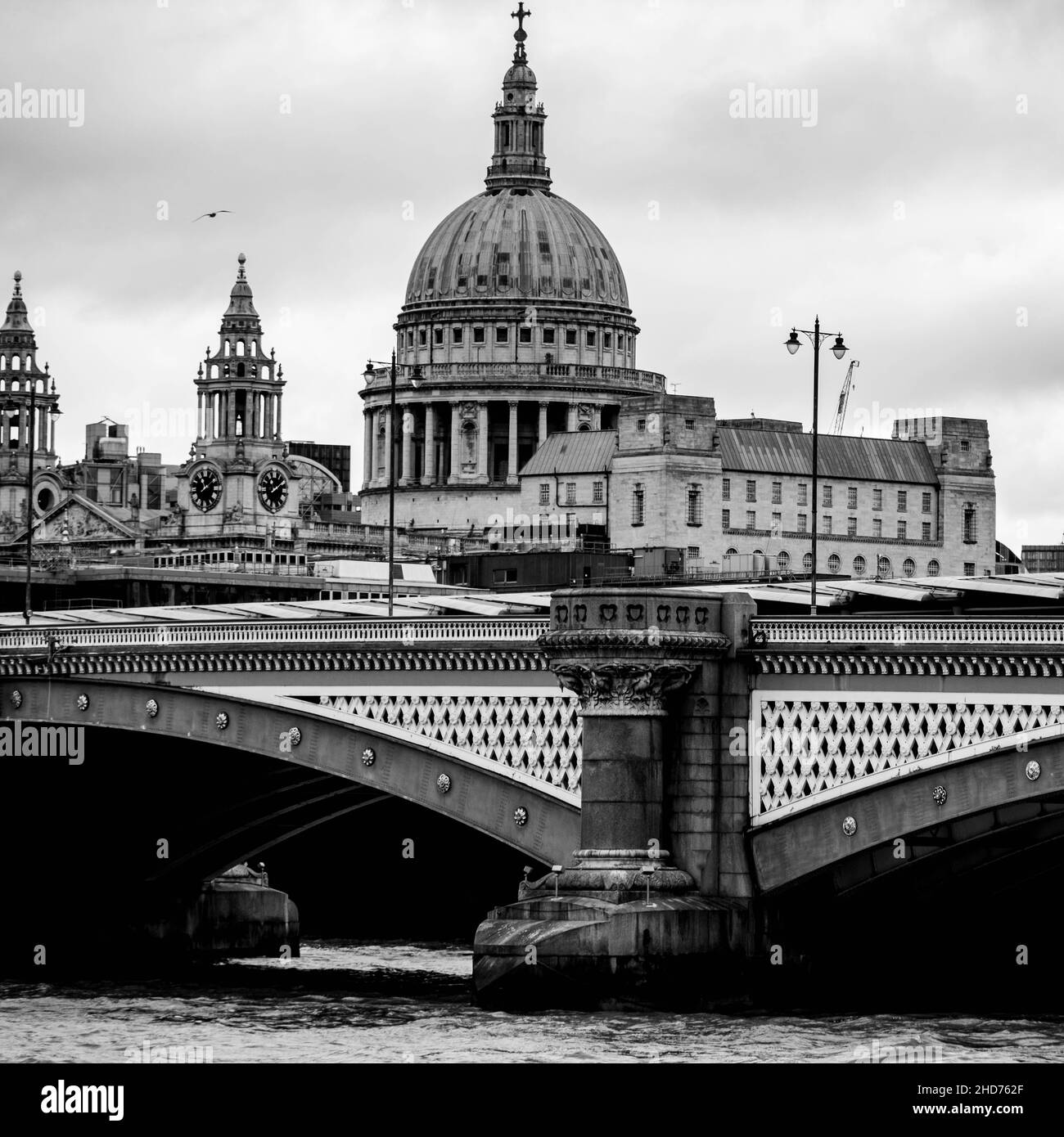 Londres Angleterre Royaume-Uni janvier 02 2022, St. Pauls Catherddral avec Blackfriars Bridge dans le champ de l'avant-plan traversant la Tamise et aucun peuple Banque D'Images