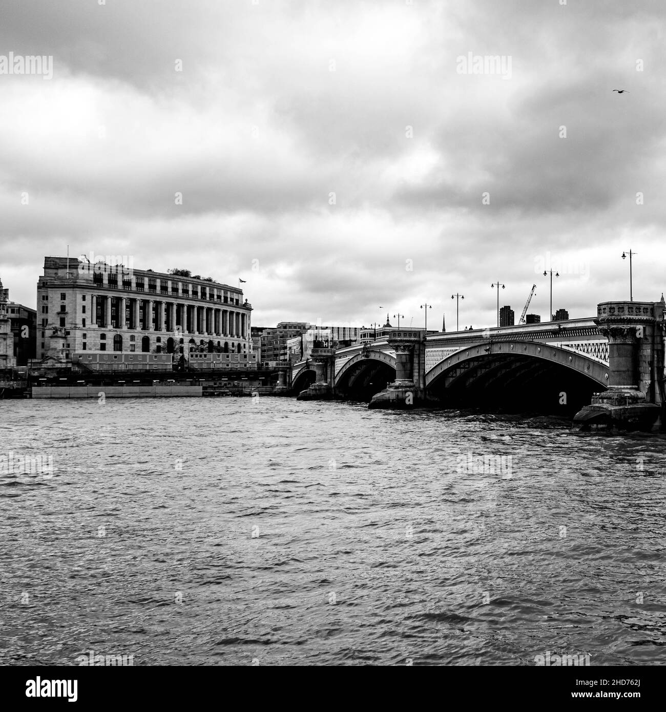 Londres Angleterre Royaume-Uni janvier 02 2022, Blackfriars Bridge Crossing River Thames avec Unilever House in Background et No People Banque D'Images