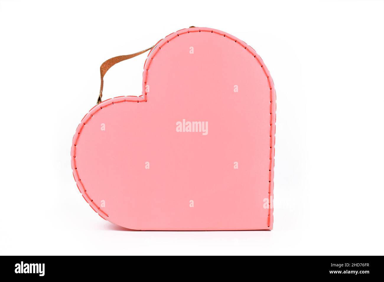 Jolie valise rose pastel en forme de coeur sur fond blanc Banque D'Images