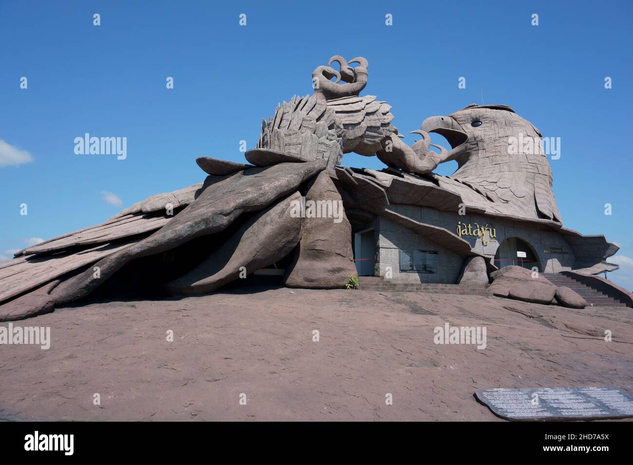 KOLAM, KERALA, INDE - 31 DÉCEMBRE 2021 : sculpture de Jatayu, un oiseau divin de Ramayana, dans le centre de la Terre de Jatayu situé à Chadayamangalam. Banque D'Images