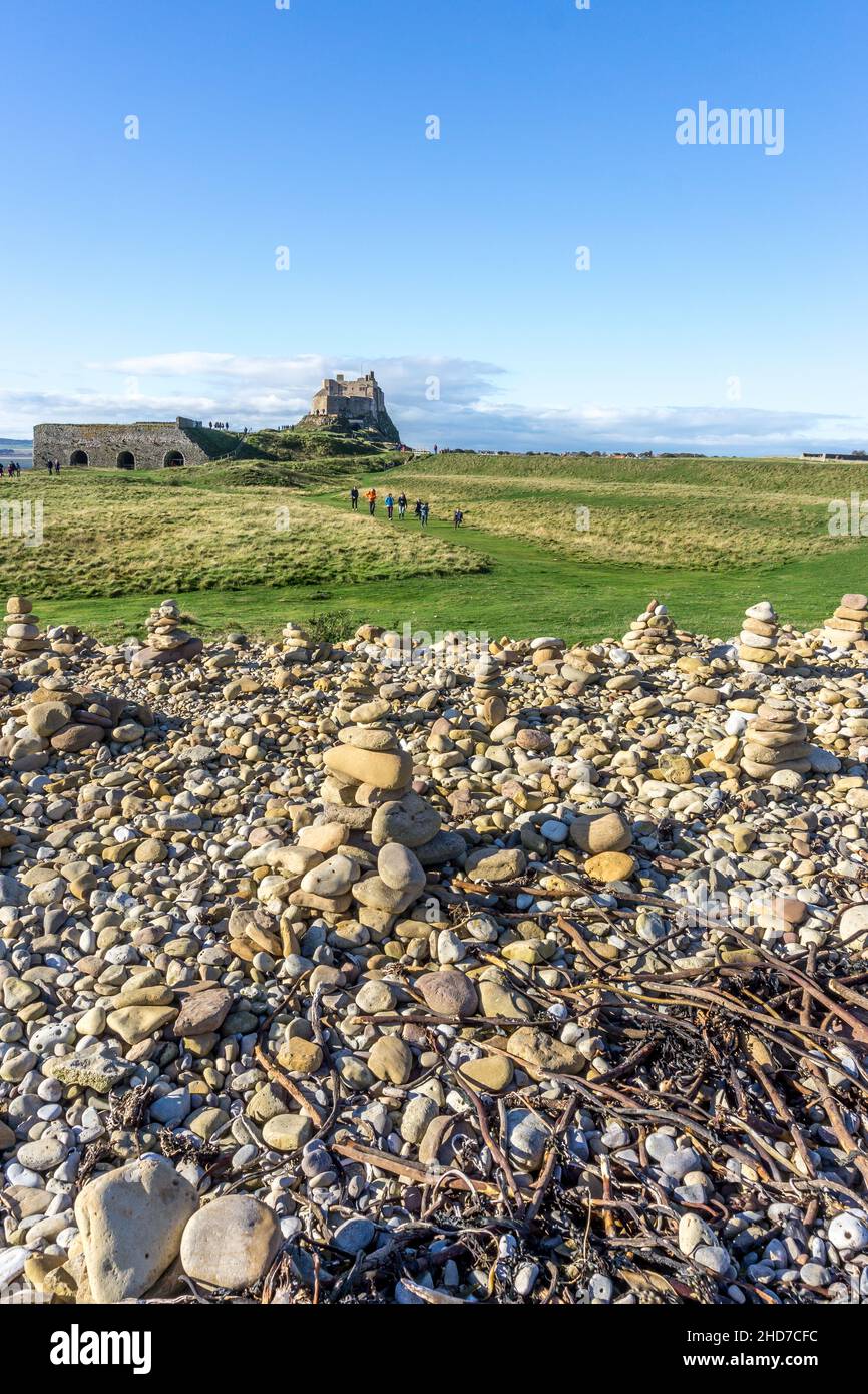 Petit Cairns sur l'île Sainte, Northumberland, Angleterre, Royaume-Uni Banque D'Images