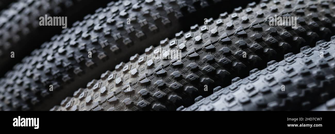 Nouveaux pneus de vélo noirs avec différentes bandes de roulement Banque D'Images