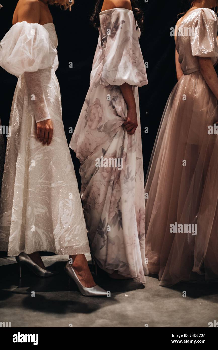 Figures de modèles de mode en robes longues de soirée de designer à l'arrière-plan de la semaine de la mode.Préparation avant le spectacle.Verticale Banque D'Images
