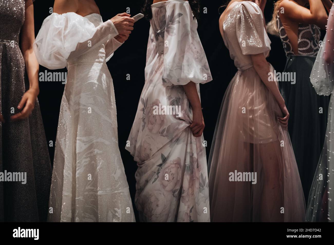 Figures de modèles de mode en robes longues de soirée de designer à l'arrière-plan de la semaine de la mode.Préparation avant le spectacle Banque D'Images