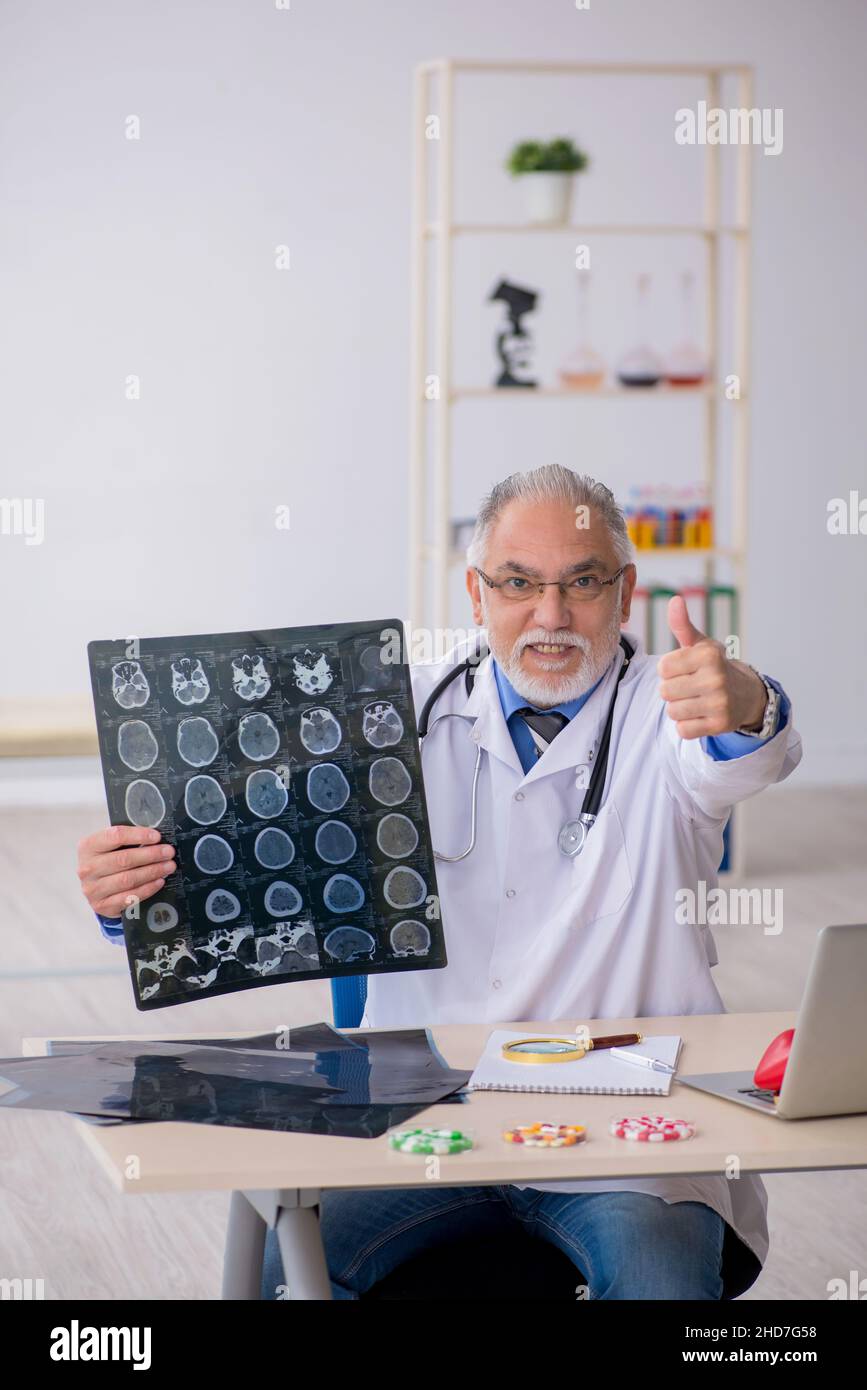 Ancien médecin radiologue travaillant à l'hôpital Banque D'Images