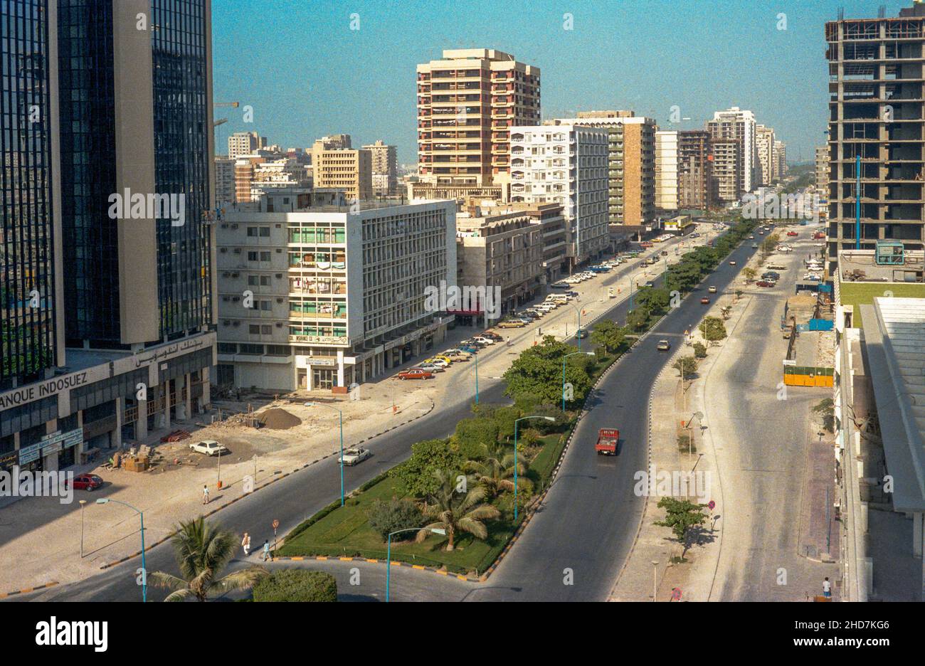 Vue vers l'est sur Hamdan Street dans le centre-ville d'Abu Dhabi, 1984 Banque D'Images