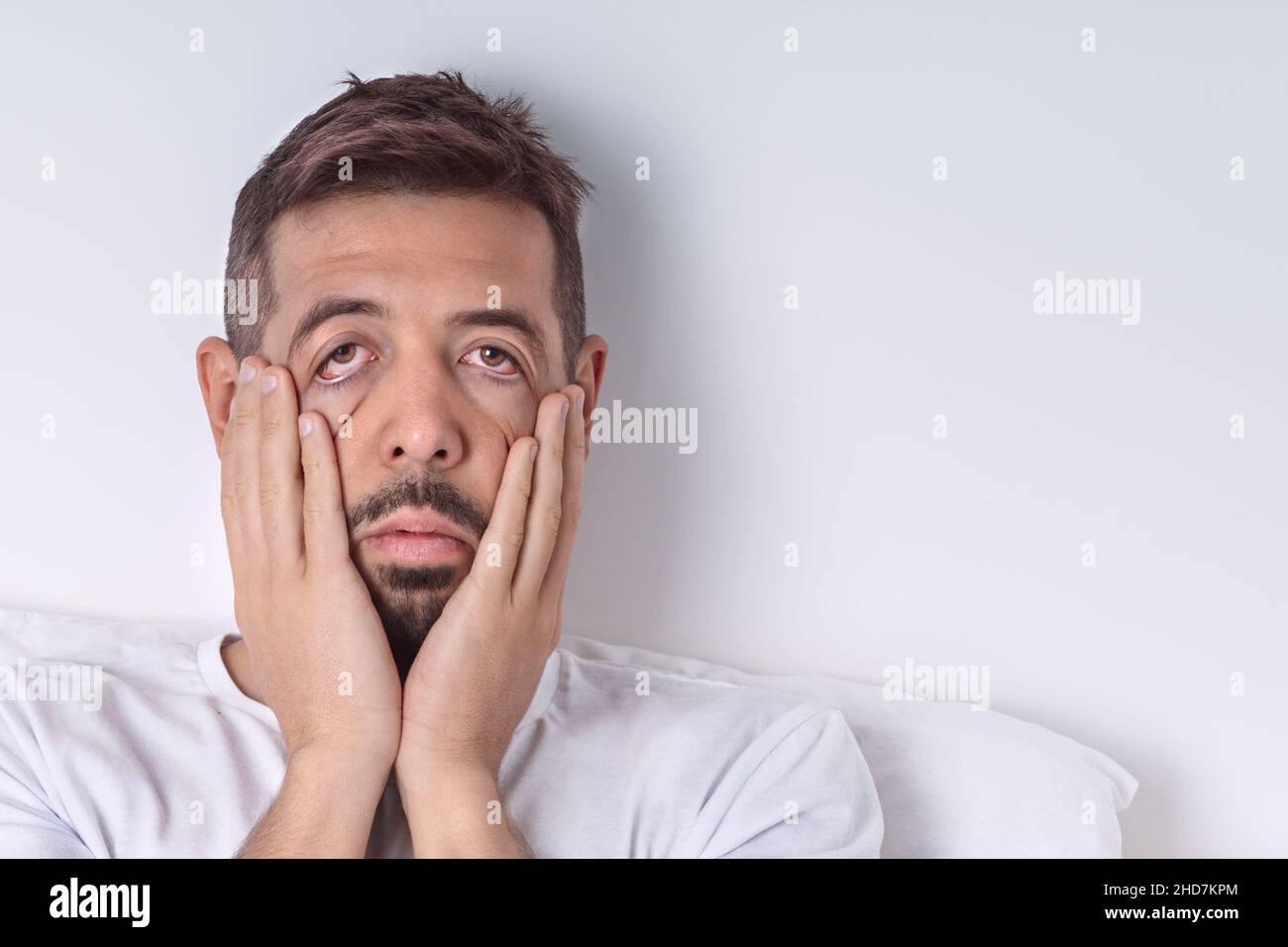 Homme endormi épuisé avec fatigue chronique ou gueule de bois le matin.Lundi matin.Mauvaise humeur et mauvais matin.Copier l'espace Banque D'Images