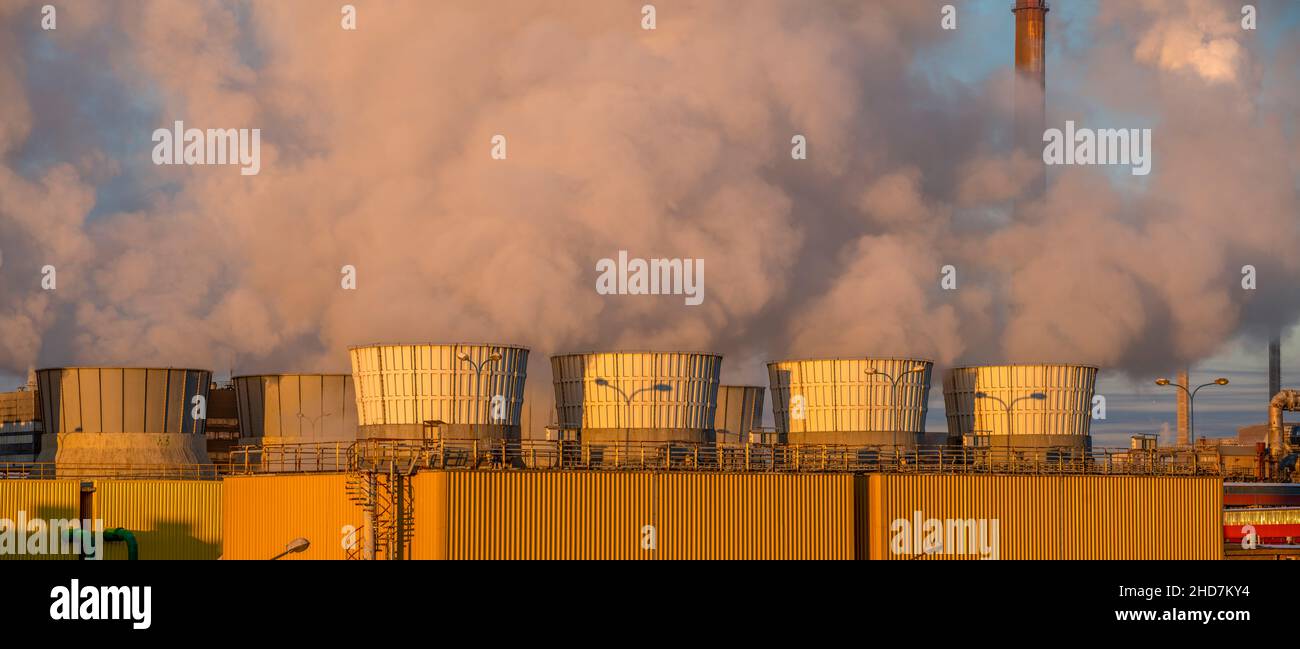 Vapeur chaude s'échappant du circuit de refroidissement d'une usine chimique produisant des engrais pour l'agriculture Banque D'Images