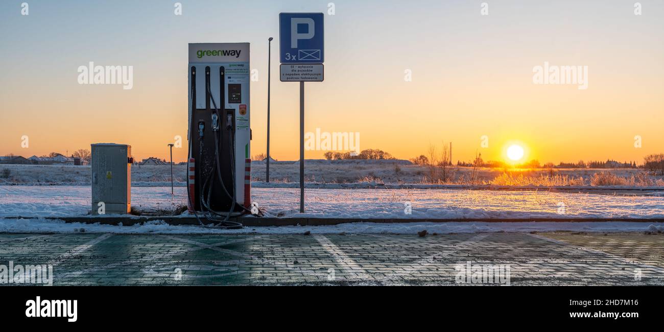 Station de charge rapide Greenway pendant un lever de soleil d'hiver froid Banque D'Images