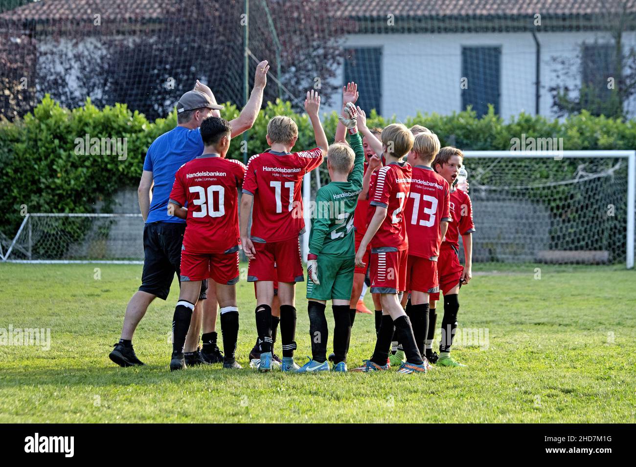 Jeunes joueurs de football fêtant Banque D'Images