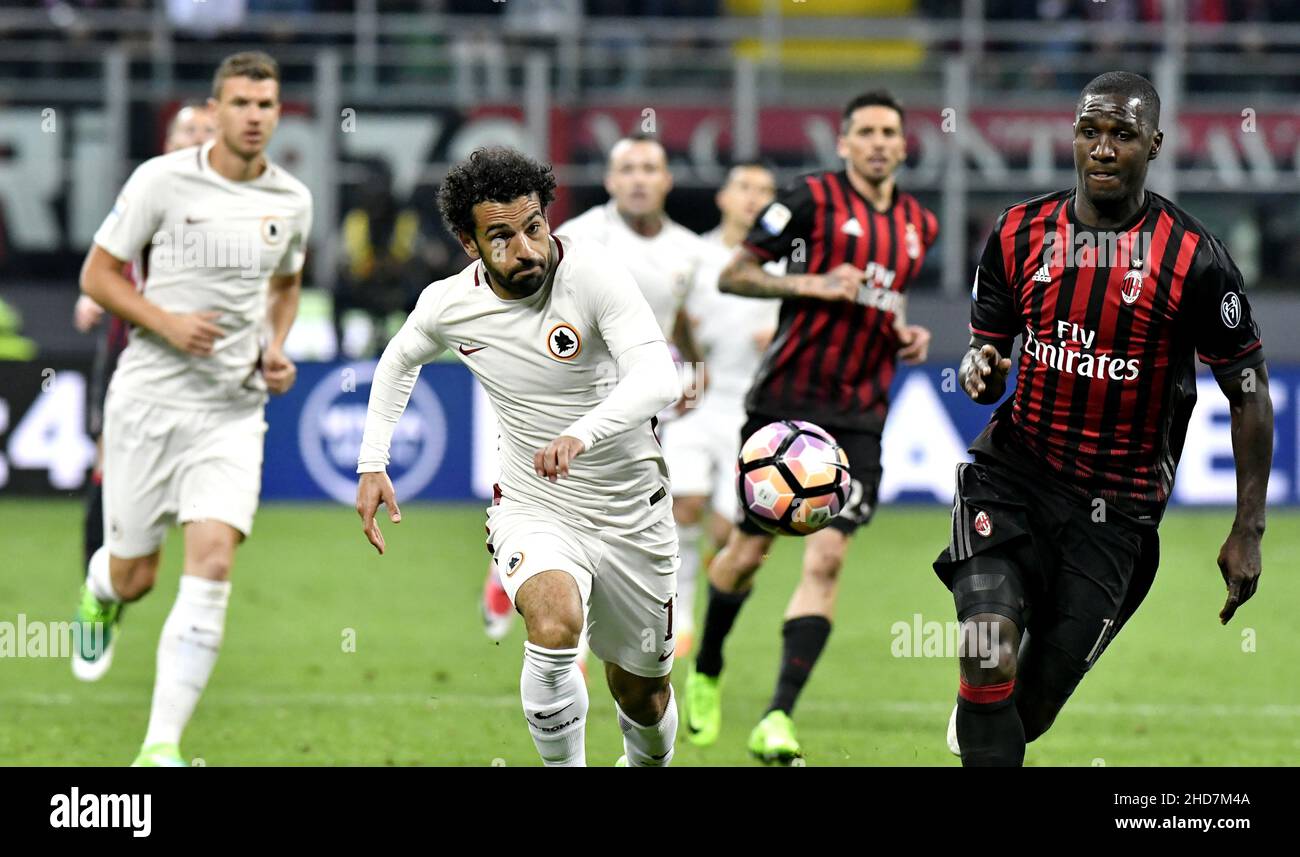 EN TANT que joueur égyptien de football de Roma Mohamed Salah, en action pendant le match italien AC Milan vs AS Roma, au stade san siro, à Milan. Banque D'Images