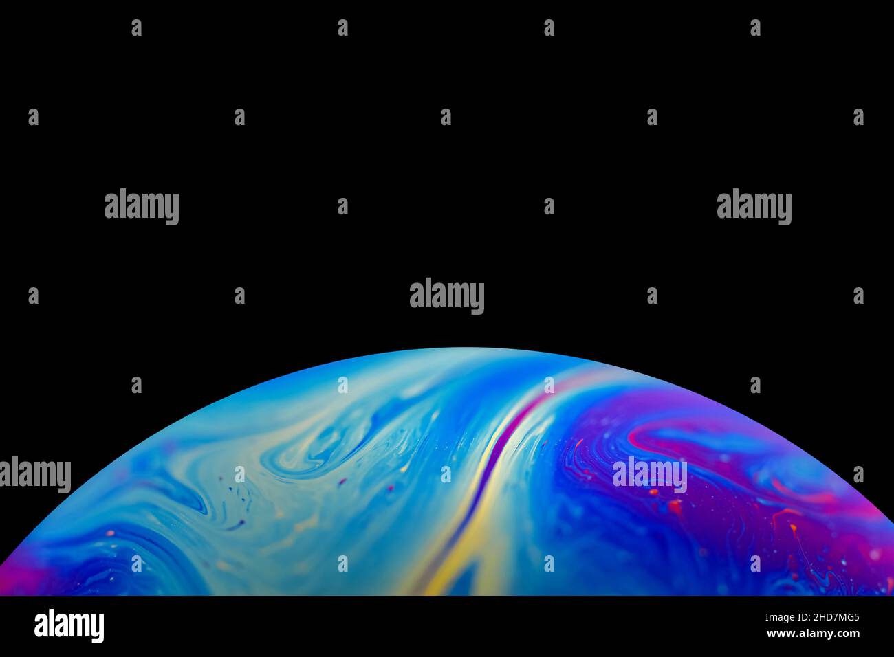 Gros plan sur les boules de savon.Planète extraterrestre psychédélique  multicolore avec une atmosphère dans l'obscurité de l'univers Photo Stock -  Alamy