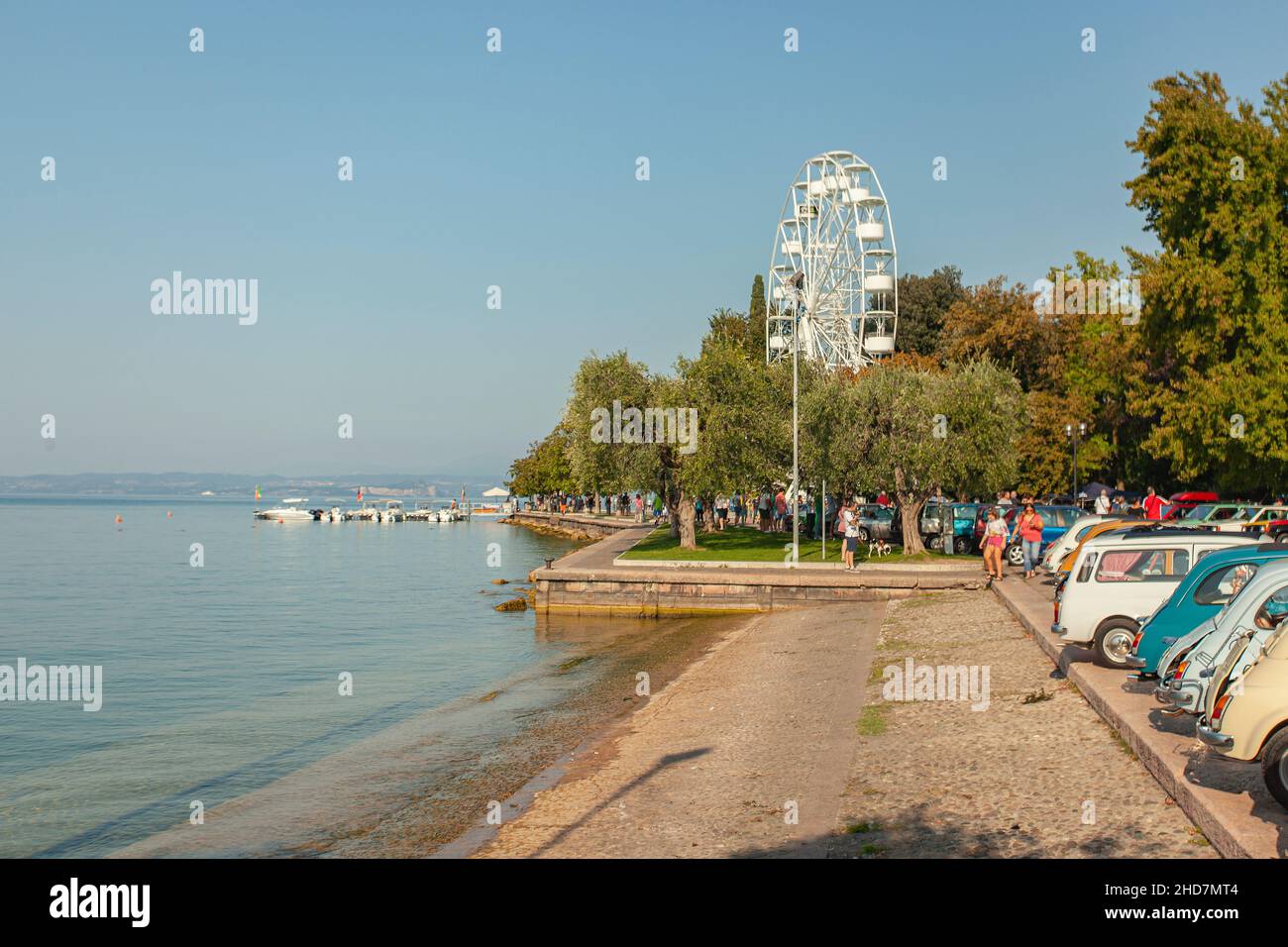 BARDOLINO, ITALIE 16 SEPTEMBRE 2020 : Ferris Wheel d'en-dessous à Bardolino en Italie sous un ciel bleu Banque D'Images