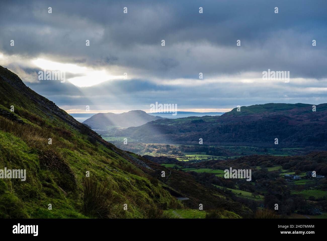 Un puits de lumière du soleil brille à travers un trou dans les nuages dans la vallée vue du flanc de montagne de Cnicht.Croesor, Gwynedd, pays de Galles, Royaume-Uni, Grande-Bretagne Banque D'Images