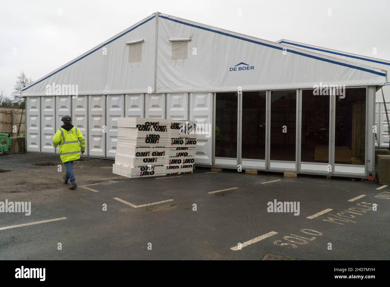 Londres, Royaume-Uni, 4 janvier 2022 : les travaux de construction se poursuivent sur le chapiteau « mini Nightingale » en cours de construction dans le parking de l'hôpital St George, Tooting.Les travailleurs en vue ont estimé qu'il faudra au moins deux semaines supplémentaires pour être prêts car les cabines sont en place et les planchers et les systèmes électriques n'ont même pas commencé.Certains signes indiquent que les taux d'infections à omicron se nivelent à Londres, mais ils pourraient augmenter à nouveau à mesure que les écoles rouvriront.Anna Watson/Alay Live News Banque D'Images