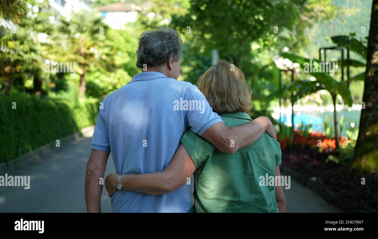 Couple senior qui marche ensemble embrasser, aimer la relation de 60s Banque D'Images