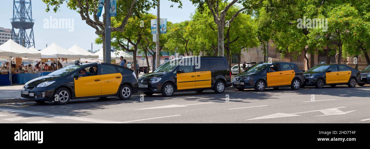 Barcelone, Espagne - juin 08 2018 : ligne de taxis noirs et jaunes stationnés près de la plage. Banque D'Images