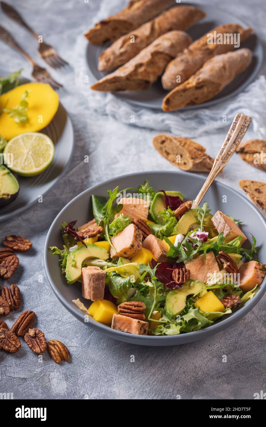 Salade de saumon, de mangue et d'avocat cuite au four avec noix de pécan. Banque D'Images