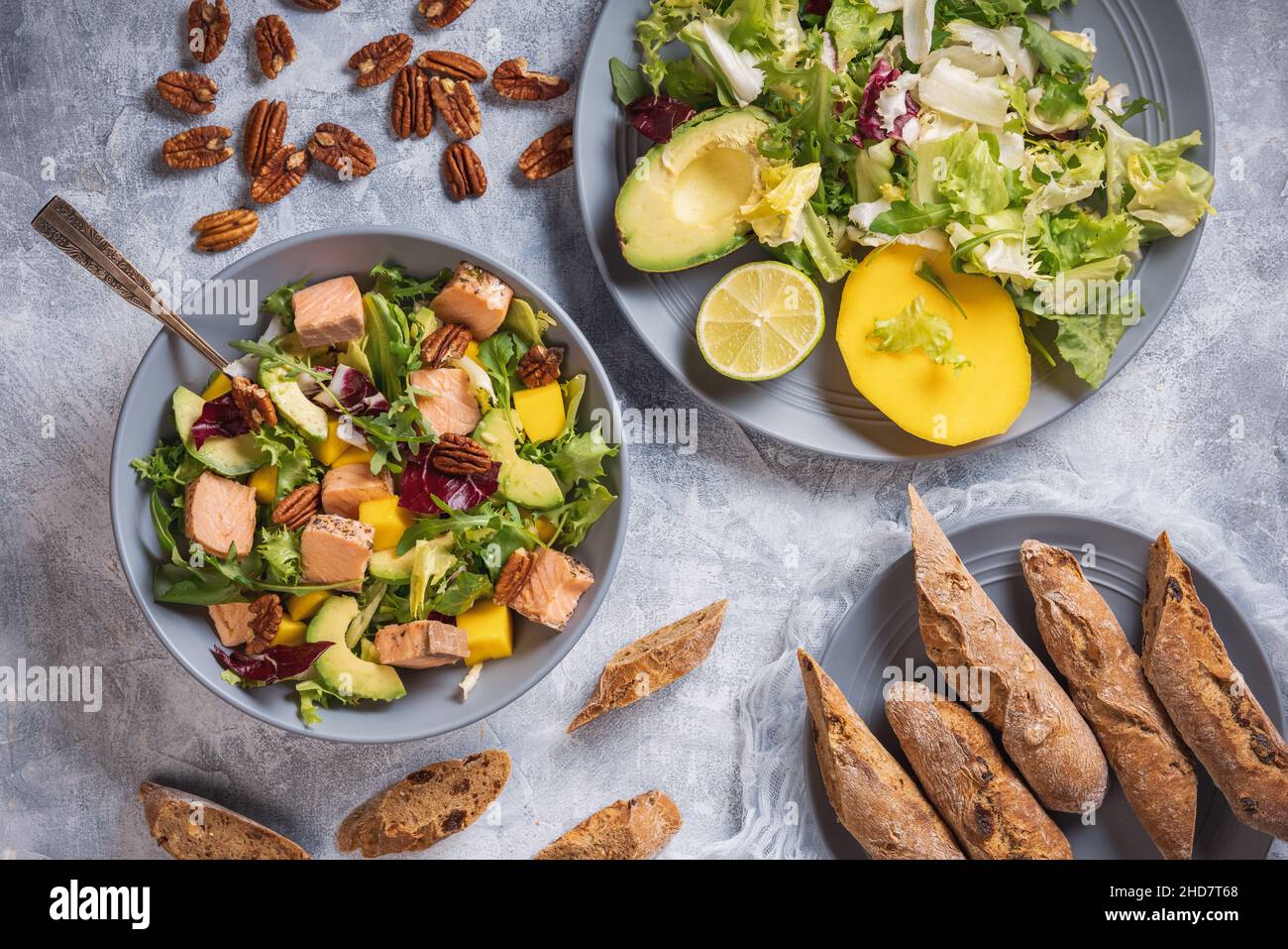 Salade de saumon, de mangue et d'avocat cuite au four avec noix de pécan. Banque D'Images