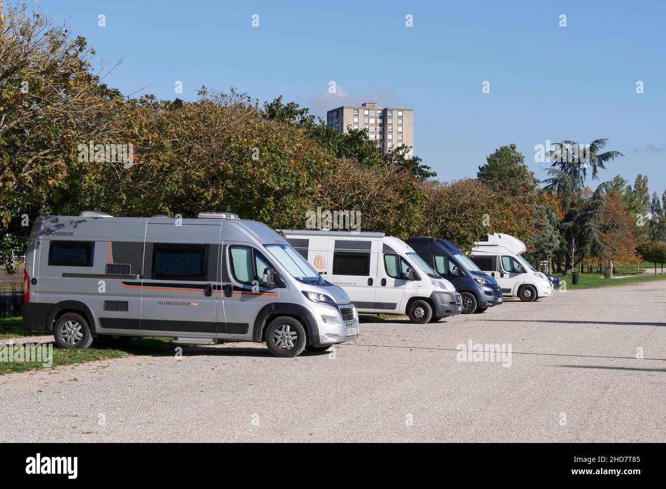 Les camping-cars garés dans une aire française (parking camping-car pour  passer la nuit) à Sangatte, Calais, France. L'aire surplombe le canal  Enlish Photo Stock - Alamy