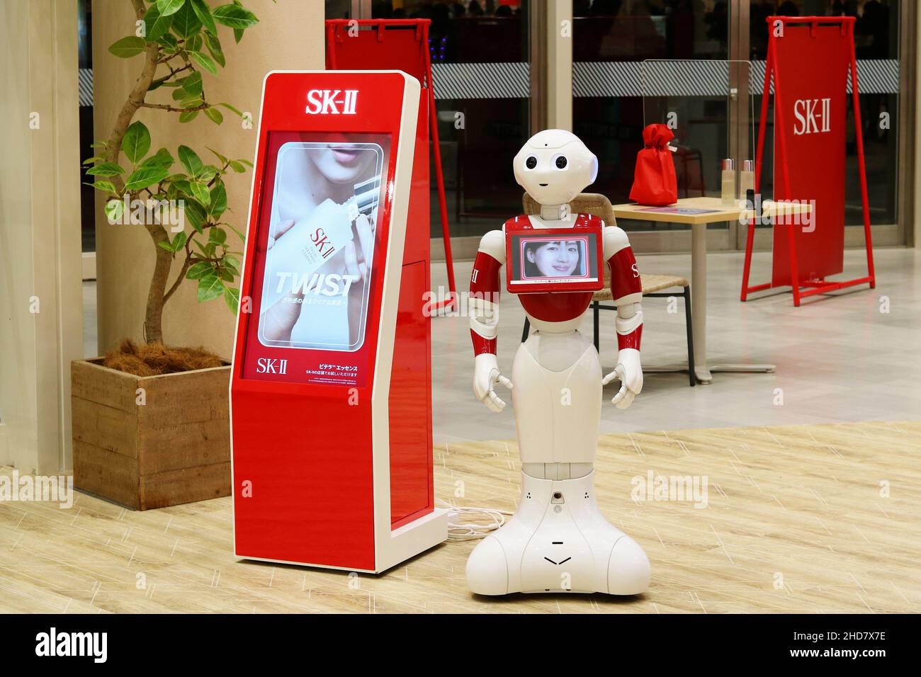 Un robot Pepper Softbank sur le service à la clientèle dans un magasin pop-up SK-II dans un centre commercial dans le quartier Koto de Tokyo. Banque D'Images