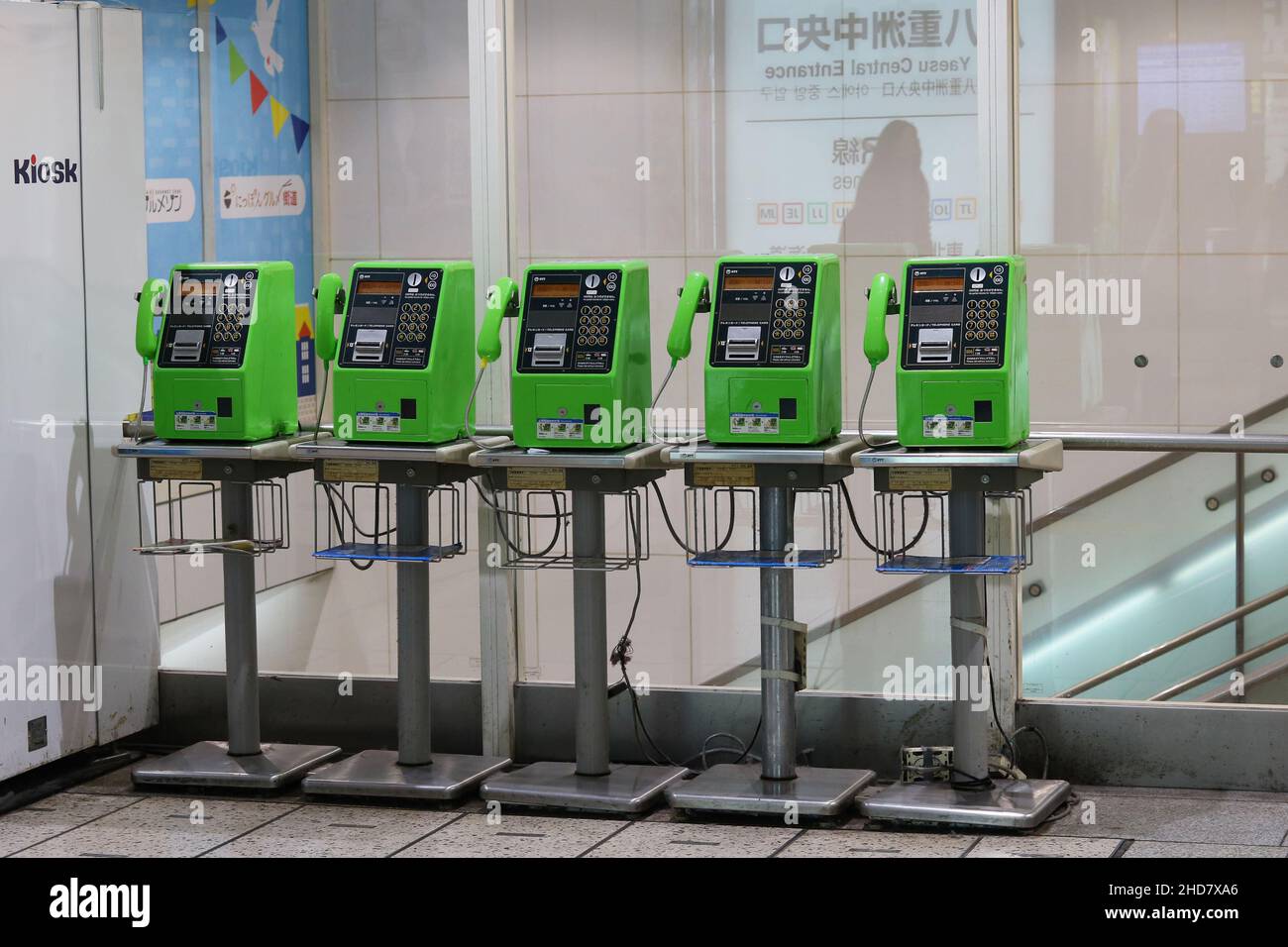 Une rangée de téléphones payants à l'intérieur de la gare de Tokyo. Banque D'Images