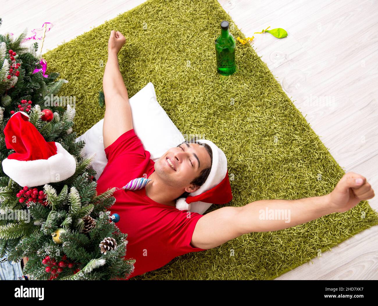 Le jeune homme ivre à la maison après la fête de noël Banque D'Images