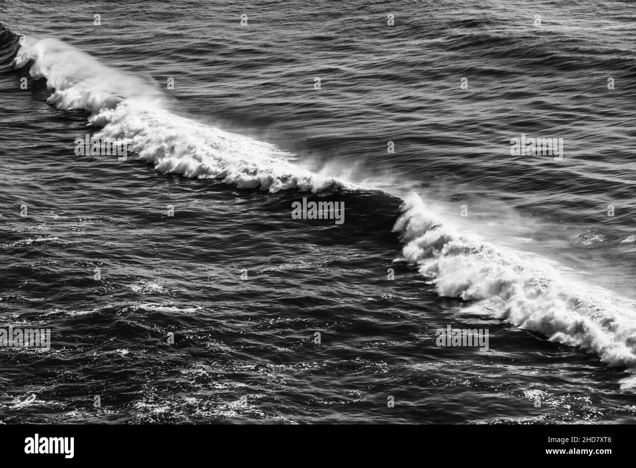 safire vagues colorées de la mer avec ses vagues à l'approche la plage vue d'en haut Banque D'Images