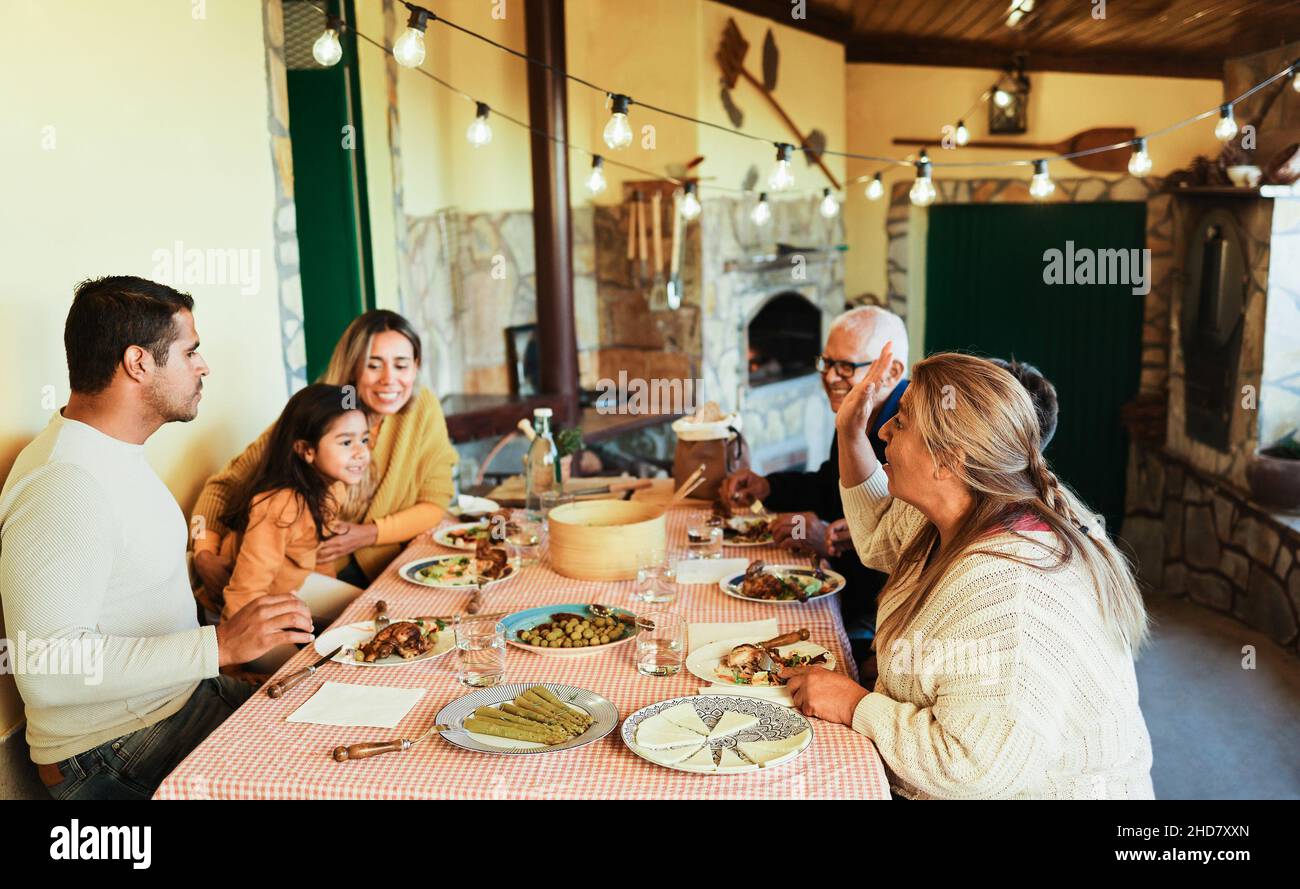 Bonne famille latine ayant plaisir à manger ensemble à la maison - Focus sur le visage de grand-mère Banque D'Images