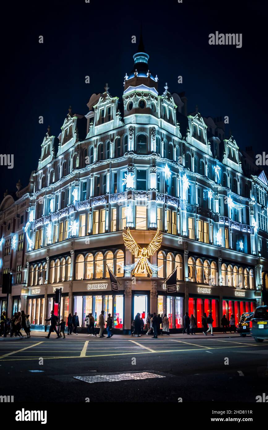 Burberry, la marque britannique fondée en 1856, est connue pour ses  manteaux de tranchées, ses foulards en cachemire et son chèque  emblématique, Knightsbridge, Londres, Angleterre, Royaume-Uni Photo Stock -  Alamy