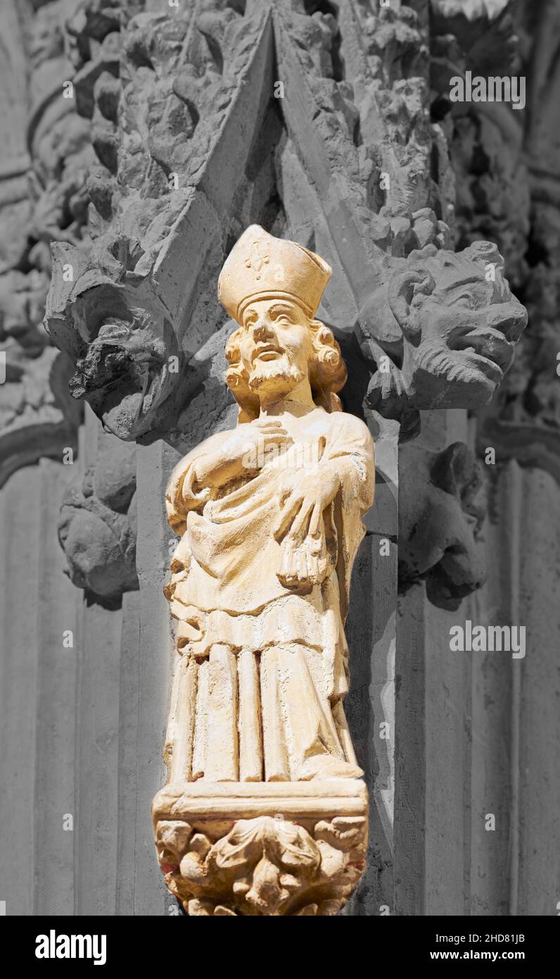 Sculpture en pierre d'un évêque sur le choeur (rood) écran de la cathédrale de Lincoln, Angleterre. Banque D'Images