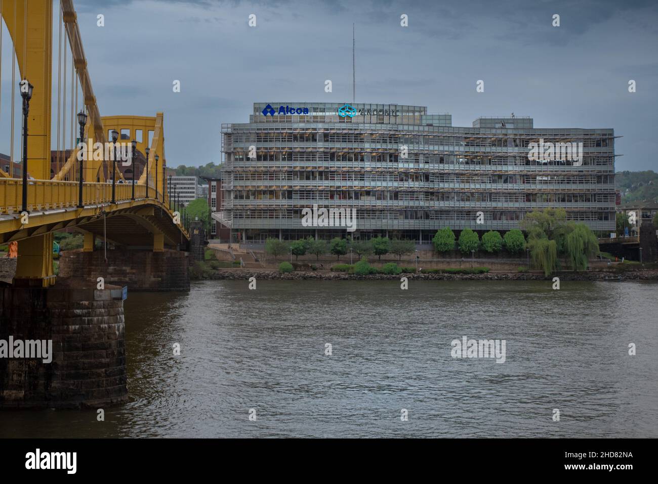 Pittsburgh, PA—30 avril 2019; immeuble de bureaux moderne sur les rives de la rivière Allegheny avec enseignes pour les fabricants d'aluminium Alcoa et Arconic avec Andy Banque D'Images