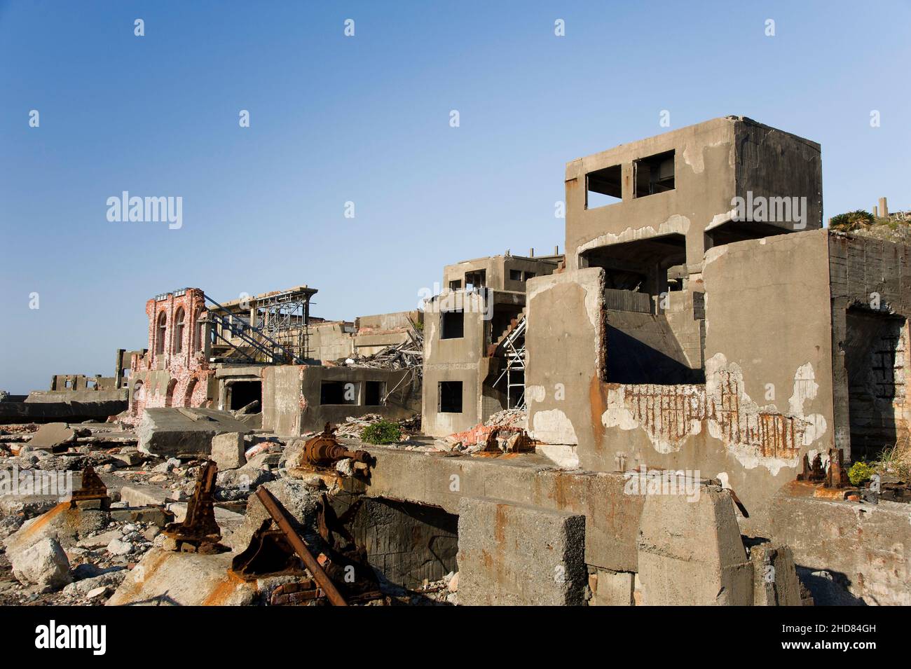Bâtiments abandonnés sur l'île abandonnée de Hashima, également connue sous le nom de Gunkanjima et l'île Battleship, près de Nagasaki, Japon. Banque D'Images