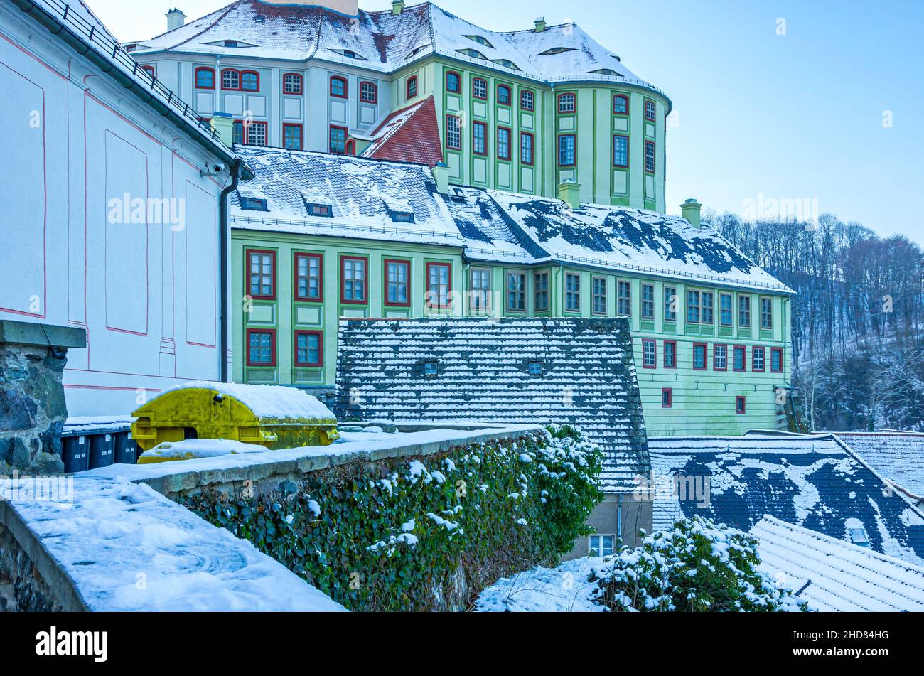 Weesenstein, Saxe, Allemagne - 28 décembre 2014 : l'hiver Schloss Weesenstein à la lumière du soleil couchant. Banque D'Images